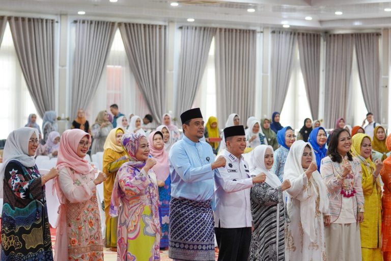 Pengajian Silaturahmi Sejuta Umat, Ibu-ibu Heboh Foto Bareng Bobby Nasution