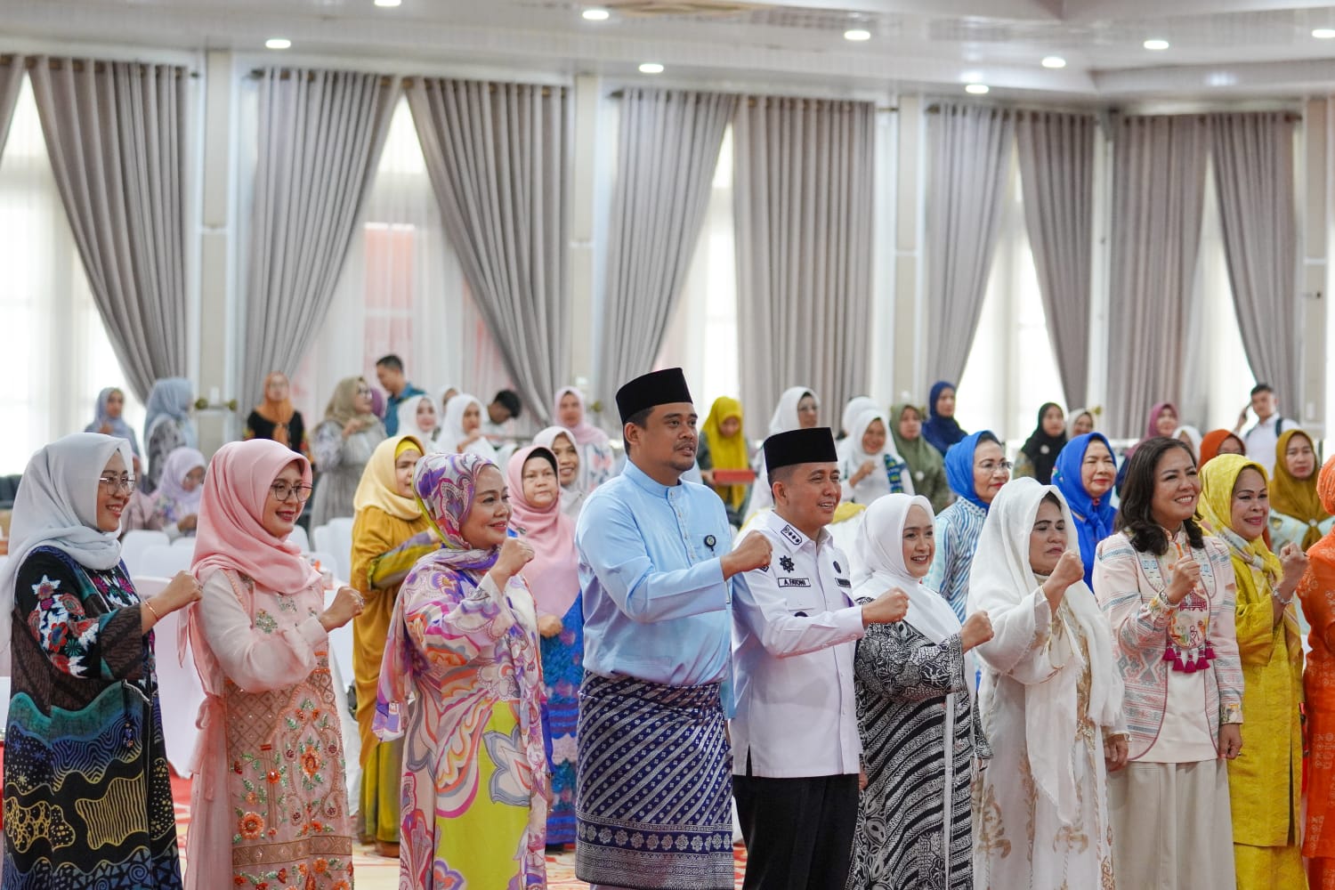 Pengajian Silaturahmi Sejuta Umat, Ibu-ibu Heboh Foto Bareng Bobby Nasution