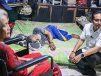 Istri Penderita Stroke di Medan Sunggal Terharu Terima Kursi Roda dari Rico Waas