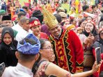 Bobby Nasution dan Belasan Ribuan Guru Berbusana Adat Tradisional