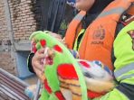 Kapolsek Medan Kota Evakuasi Bayi Terdampak Banjir