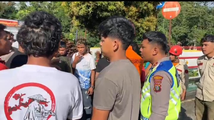 Petugas Fokus Pembersihan Jalur Longsor, Sopir di Sembahe Sempat Protes