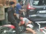 Diduga Tabrak Lari, Xpander Hitam Ringsek Dirusak Massa