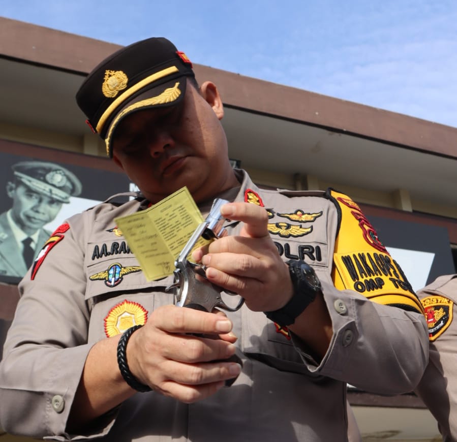 Waka Polrestabes Medan Periksa Senpi Anggota