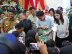 Wapres Gibran Beri Hadiah Natal Anak-anak di Gereja HKBP Resort Medan IV