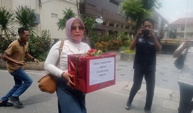 Endang Retnowati Bawa Bingkisan Tahun Baru ke Polrestabes Medan, Terkait Kasus Penelantaran Anaknya