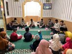 Shalat Magrib Berjamaah Polres Labusel dan Berikan Tali Asih ke Anak Yatim