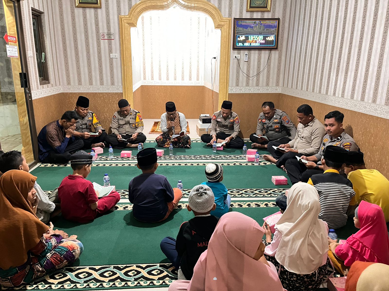 Shalat Magrib Berjamaah Polres Labusel dan Berikan Tali Asih ke Anak Yatim
