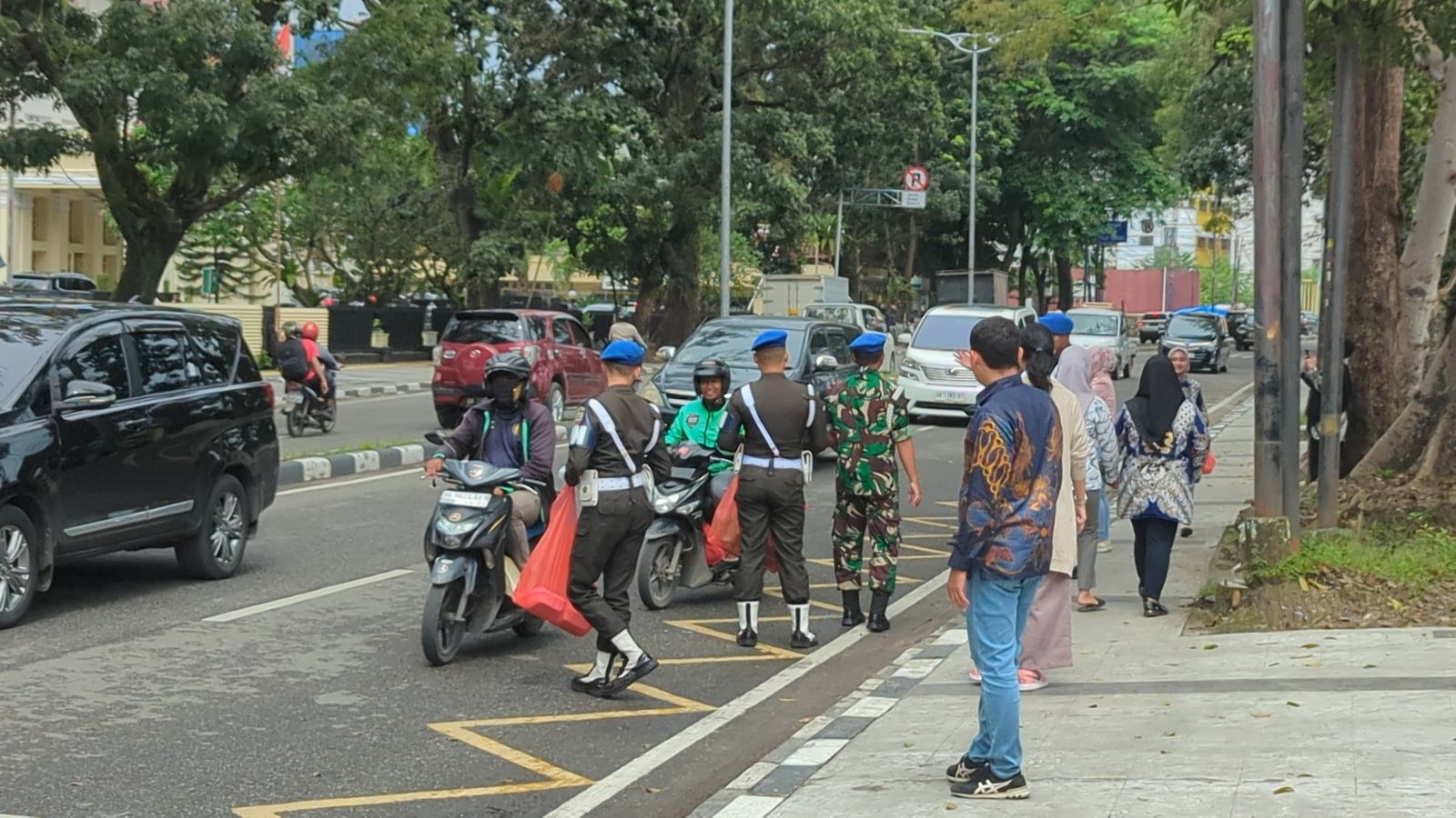 Jumat Berkah Denpom I/5 Medan dan DGR Group Berbagi 350 Nasi Kotak