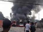 Api Bakaran Sampah Hanguskan 3 Bus Pariwisata di Ngumban Surbakti