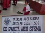 Yayasan Skorsing Guru SD Abdi Sukma yang Hukum Siswa Belum Bayar SPP Belajar di Lantai