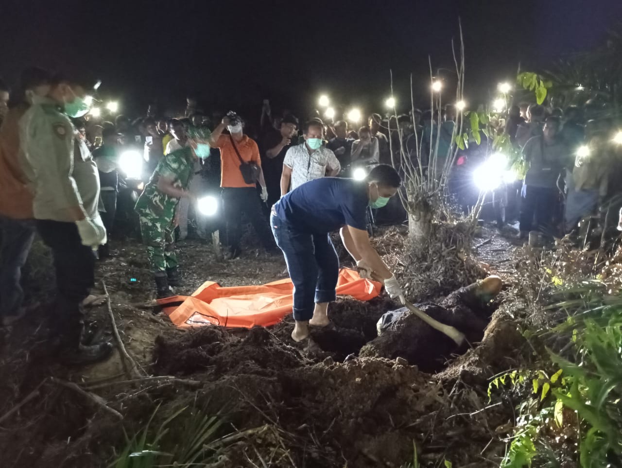 Mayat Wanita Membusuk Terkubur di Kebun Sawit di Labusel