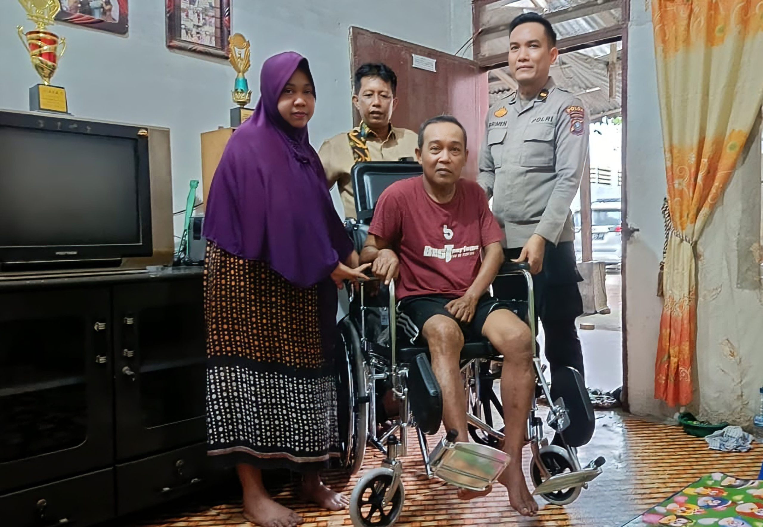 Peringati HPN, Wartawan Penderita Stroke Terima Kursi Roda dan Sembako dari Polres Sergai