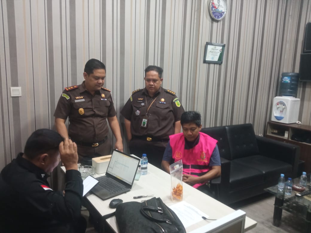 3 Bulan Buron, Tim Tabur Kejati Sumut Tangkap Tersangka Korupsi Pembangunan Stadion Madina di Rumahnya