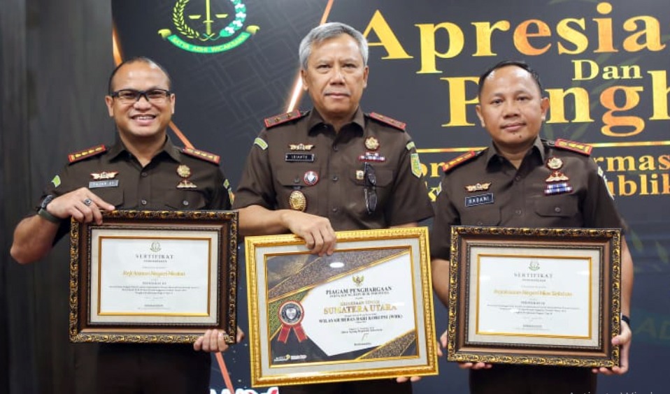 Kajati Sumut Terima Penghargaan Satker Berpredikat WBK 2024 dari Kejagung RI