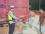 Ditlantas Polda Sumut Pasang Stiker Reflektif Kurangi Risiko Kecelakaan
