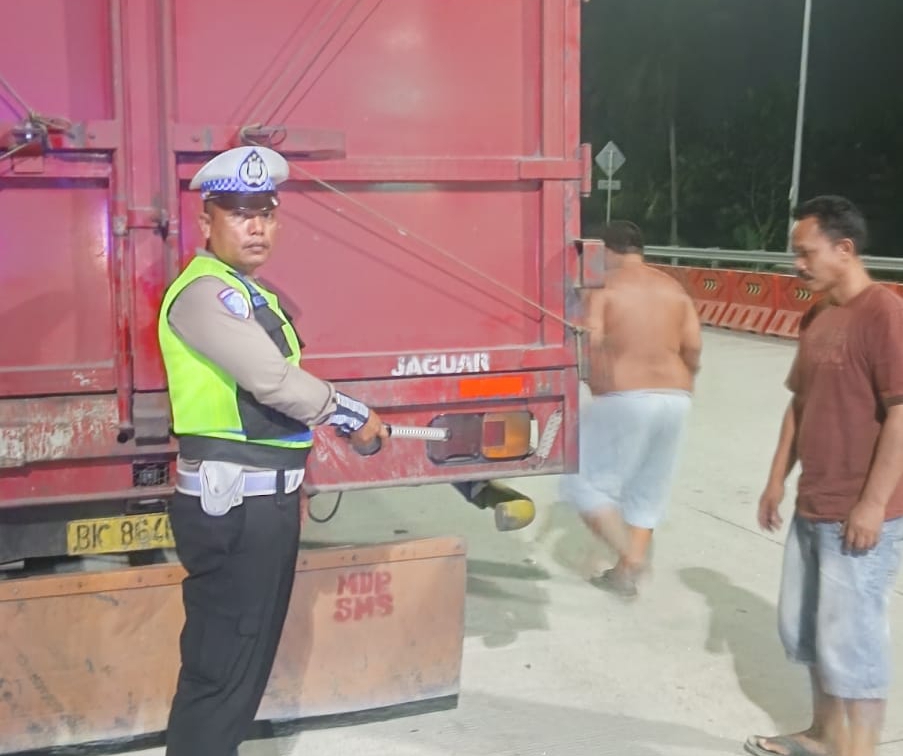Ditlantas Polda Sumut Pasang Stiker Reflektif Kurangi Risiko Kecelakaan