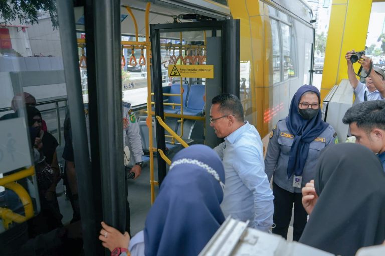 Wakil Wali Kota Medan Naik Bus Listrik Berangkat ke Kantor