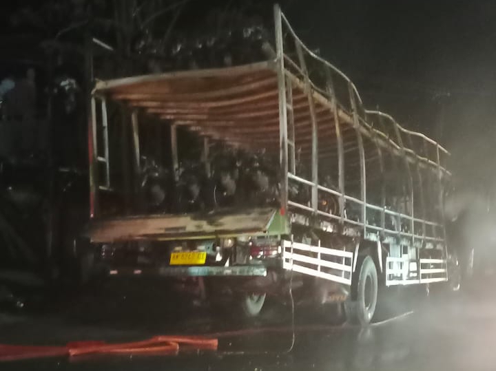 Truk Angkut 46 Motor Terbakar di Torgamba, Api Diduga Berasal dari Barang Bawaan