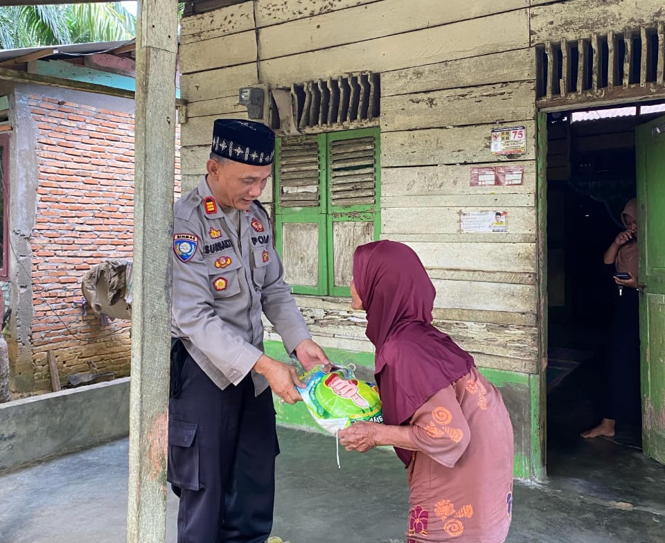 Kapolres Labusel Salurkan Bansos : Wujud Kepedulian Polri kepada Masyarakat