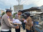 Satlantas Polres Labusel Berbagi Takjil ke Pengguna Jalan