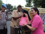 Ramadan Penuh Berkah, Bhayangkari Polrestabes Medan Bagi Takjil ke Warga dan Pengguna Jalan