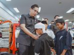 Layaknya Orangtua, Rico Waas Belanja Pakaian Lebaran 400 Anak Yatim Dhuafa