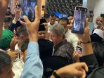 Prabowo-Gibran Salami Jemaah Usai Salat Id di Istiqlal, Jadi Rebutan Foto