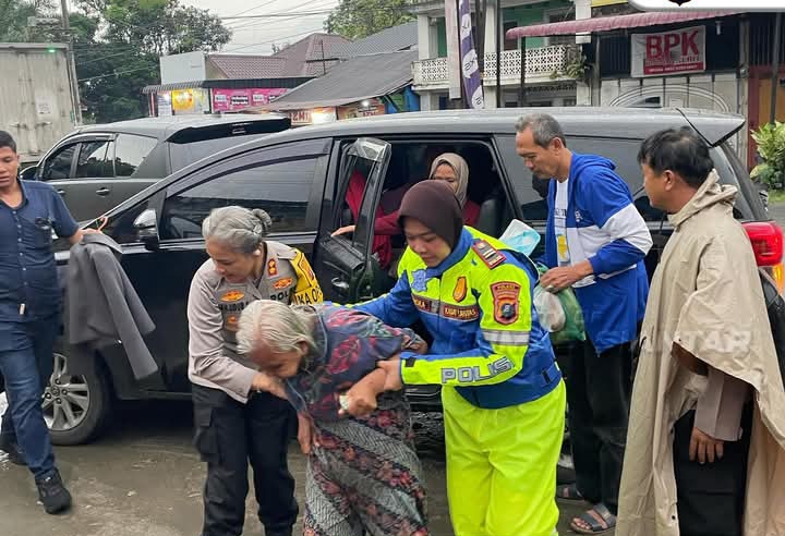 Kapolres Pematangsiantar Bantu Nenek Pikun Diduga Tersesat, Berikan Makan dan Baju Baru