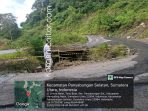 Seorang pria melihat jurang pada lubang jalan yang rusak di Kabupaten Mandailing Natal