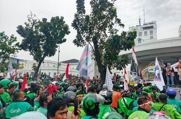 Tuntut Kebijakan Aplikator, ratusan Ojek Online 'Serbu' Kantor Gubernur Sumut