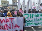 Relawan Bobby Nasution Unjuk Rasa di Polda Sumut