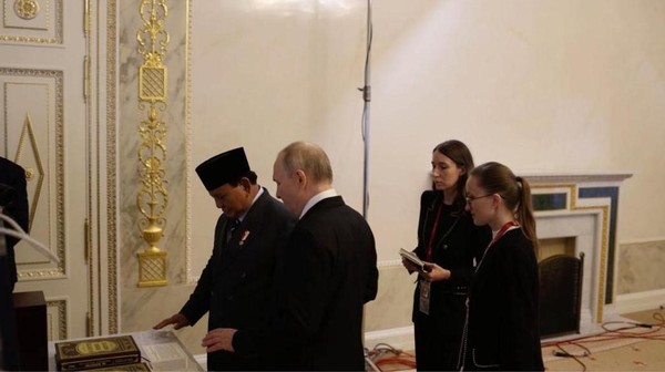 Presiden Putin Puji Buku 'Kepemimpinan Militer' Prabowo yang Diterjemahkan ke Bahasa Rusia