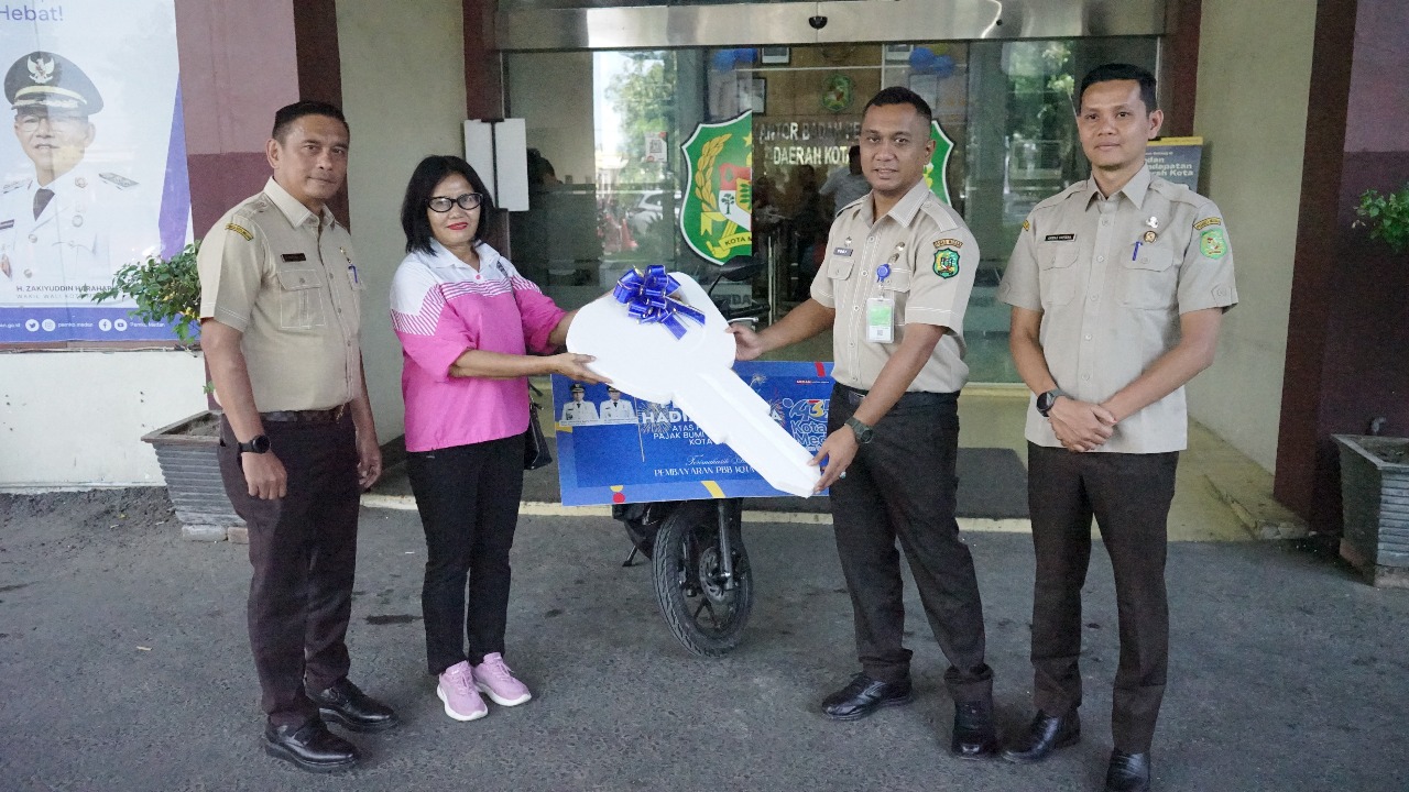 Lilis Simamora Menangkan Hadiah Sepeda Motor dari Pembayaran PBB, Diserahkan Plt. Kepala Bapenda Medan