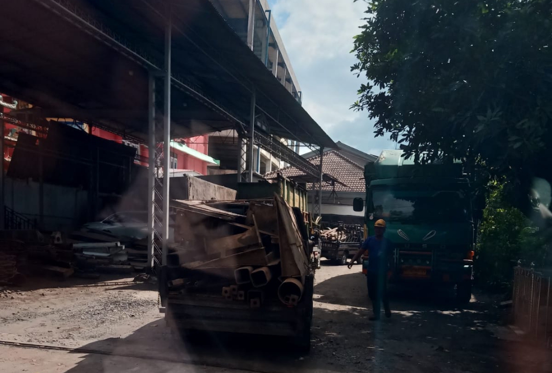 Ngeri! Warga Jarah Pabrik Kaca PT ARB di Kota Bangun