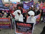 Warga Tanjung Balai Bawa 'Pocong' ke Mapolda Sumut, Desak Kompol Dedi Kurniawan Dipecat