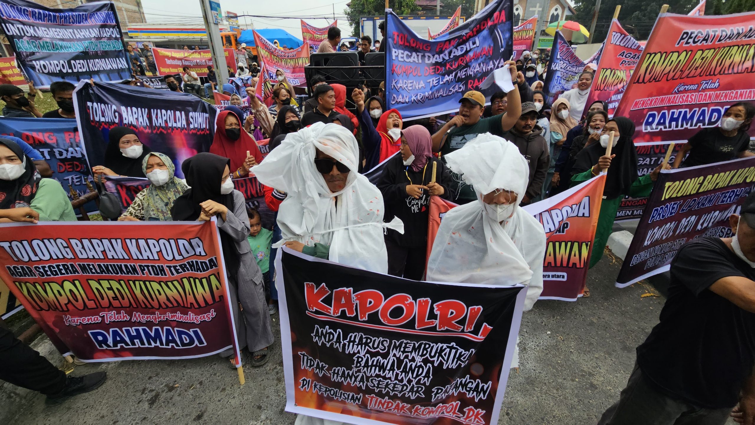 Warga Tanjung Balai Bawa 'Pocong' ke Mapolda Sumut, Desak Kompol Dedi Kurniawan Dipecat