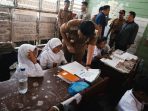 Atap dan Lantai Kayu Keropos, Rico Waas Tinjau Langsung SD Negeri di Kampung Nelayan Belawan