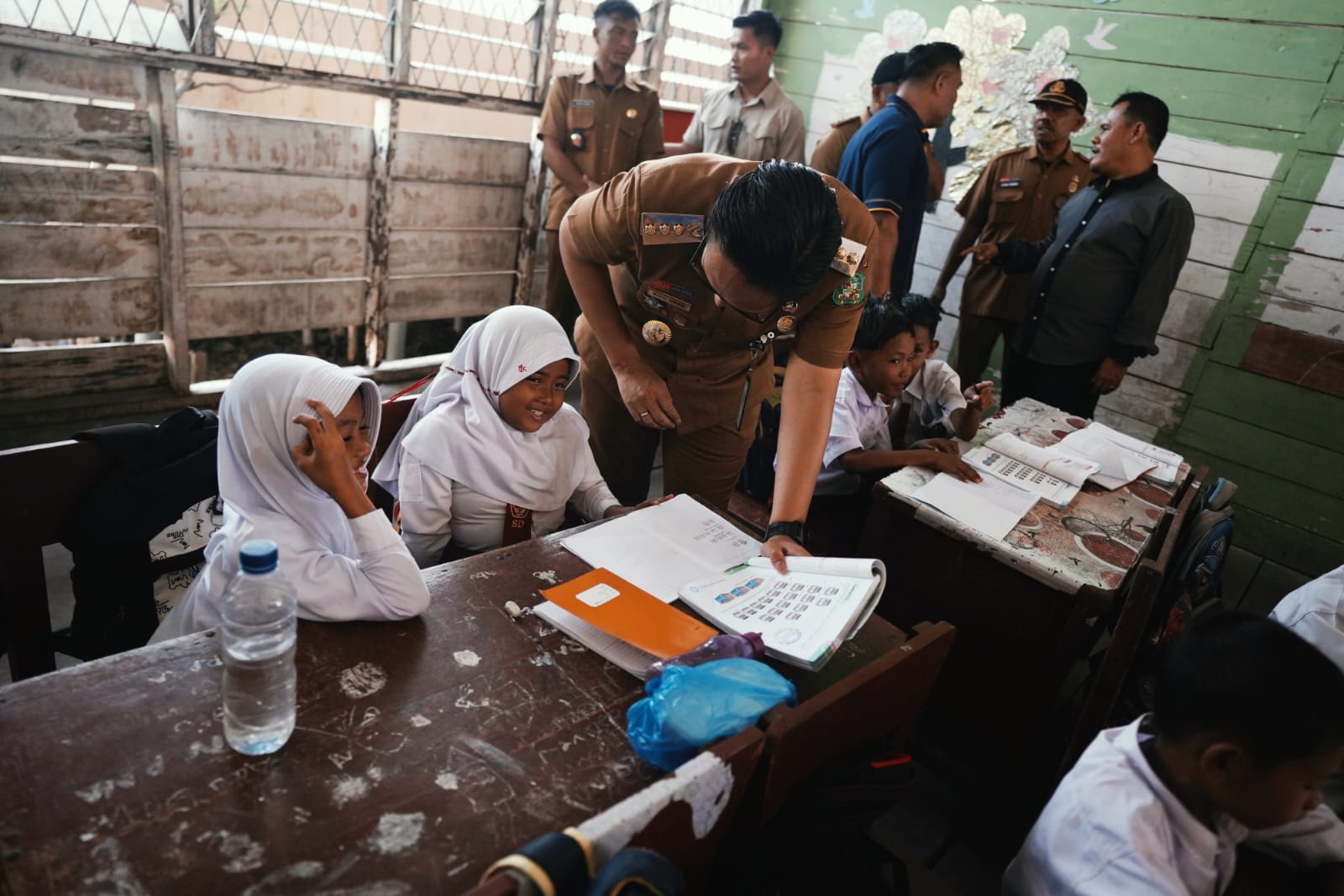 Atap dan Lantai Kayu Keropos, Rico Waas Tinjau Langsung SD Negeri di Kampung Nelayan Belawan