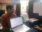 Pria Ini Berfoya dengan Pacar dari Uang Hasil Maling iPhone