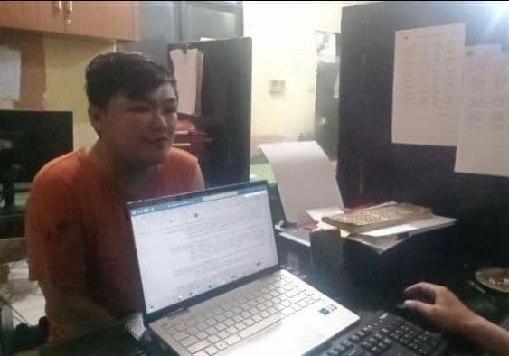 Pria Ini Berfoya dengan Pacar dari Uang Hasil Maling iPhone