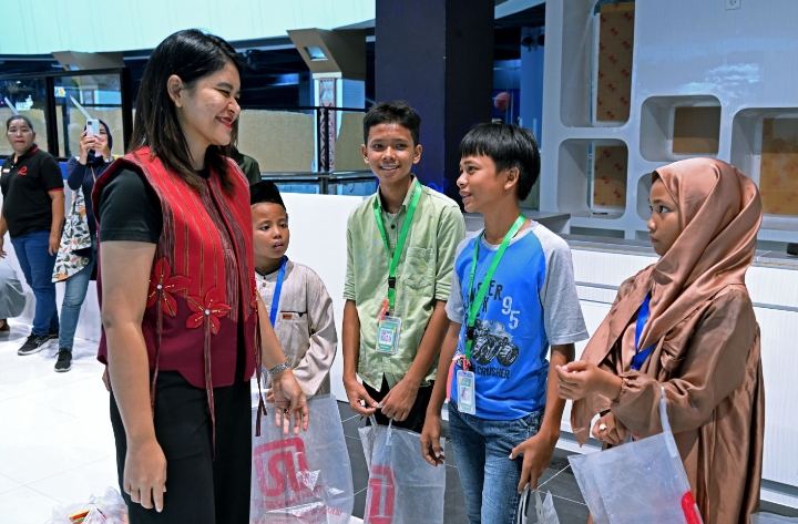 Traktir Anak-anak Yatim Berbelanja Baju dan Sepatu Baru, Kahiyang Ayu: Hanya Ingin Berbagi