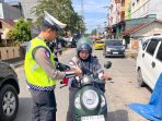 Sambut Hari Kemerdekaan, Polres Labusel Bagikan Bendera Merah Putih ke Pengendara