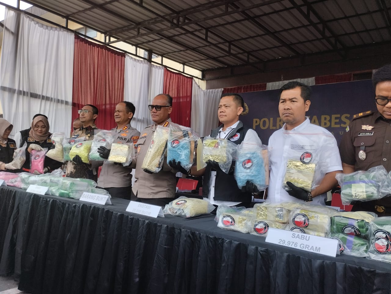 Paman dan Keponakan Asal Tanjung Balai Kompak Bawa 29,9 Kg Sabu dan 20 Ribu Butir Ekstasi