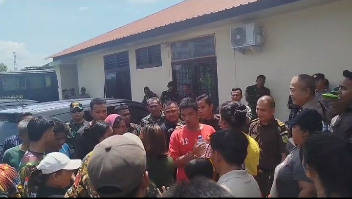 Sempat Buron, Josniko Tarigan Dituntut 2,2 Tahun Penjara, Warga Pancur Batu Gelar Unjuk Rasa