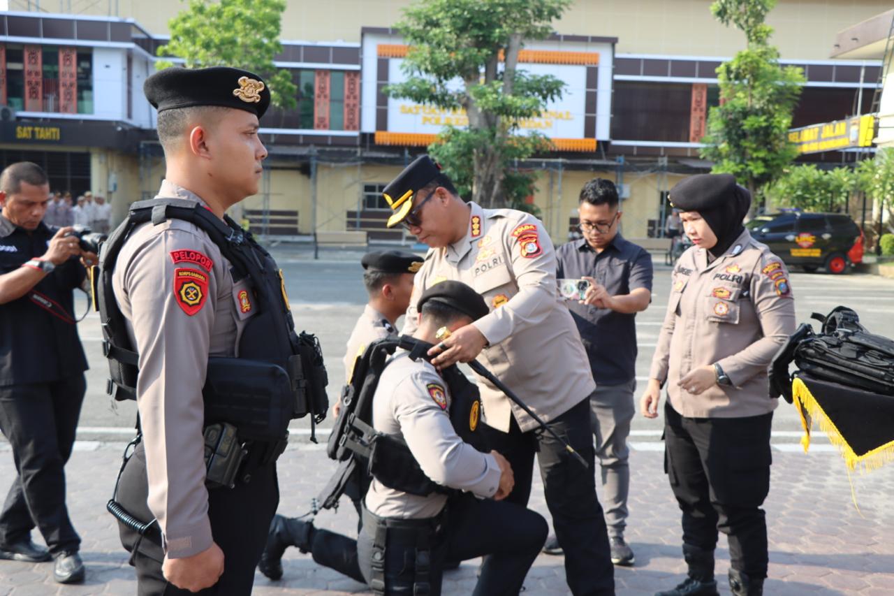 Kapolrestabes Medan Serahkan Rompi Anti-Sayat untuk Personel Patroli