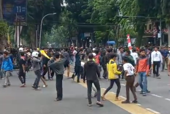 Demo Ribuan Massa di DPRD Sumut Ricuh, Medan Lumpuh