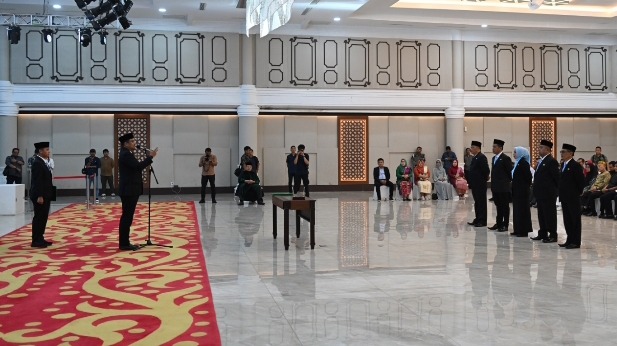 Gubernur Sumut Lantik 5 Pejabat Eselon II, Tekankan Efisiensi dan Loyalitas Publik