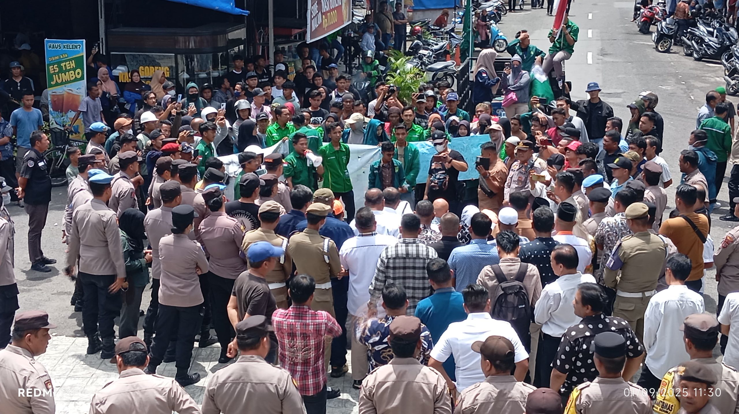 Ujuk Rasa di DPRD Kota Binjai DisambuSholawatan dan Tari Tapak Sirih 