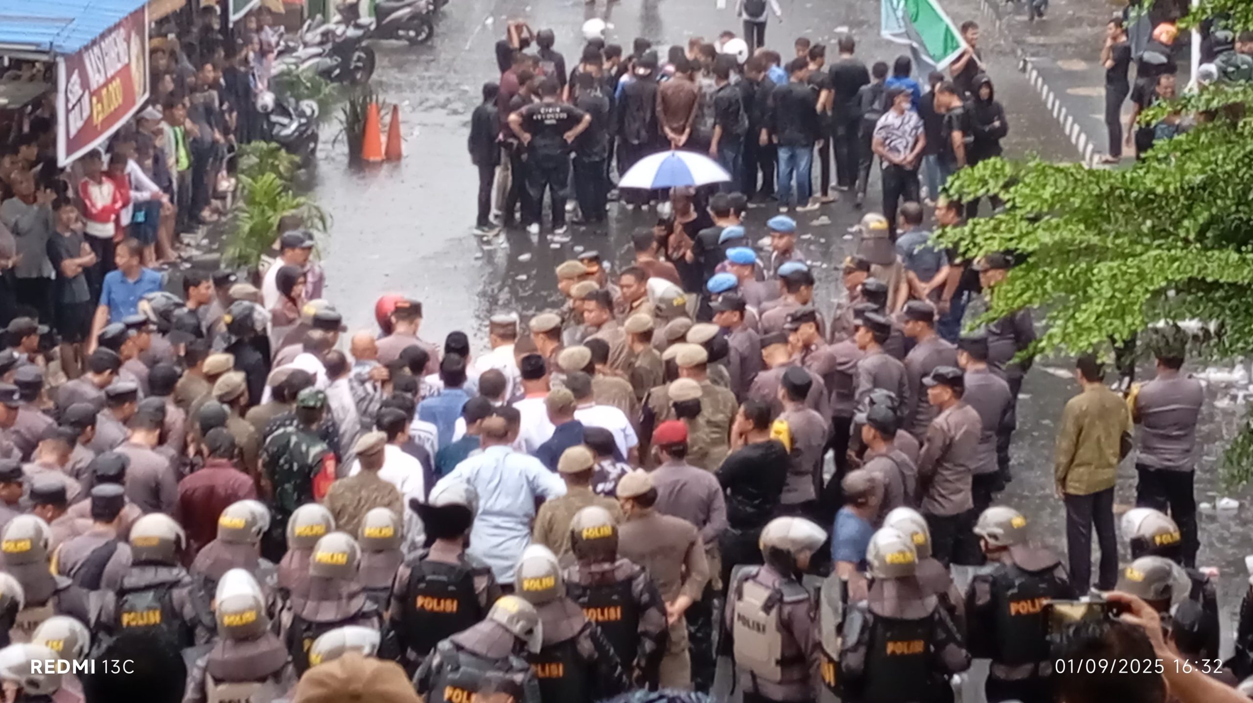 Ricuh di DPRD Binjai: Kapolres Jadi Sasaran Lemparan, Dua Massa Ditangkap